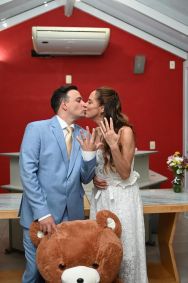 Silvia Abravanel, uma das filhas do apresentador Silvio Santos, se casou no civil com o cantor sertanejo Gustavo Moura