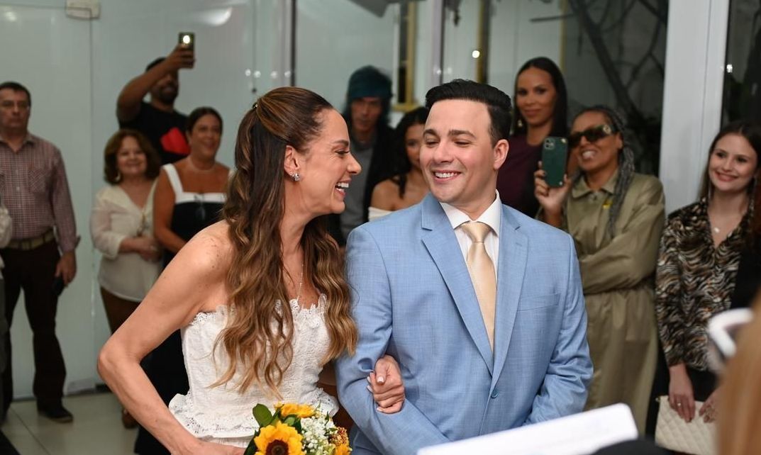 Silvia Abravanel, uma das filhas do apresentador Silvio Santos, se casou no civil com o cantor sertanejo Gustavo Moura