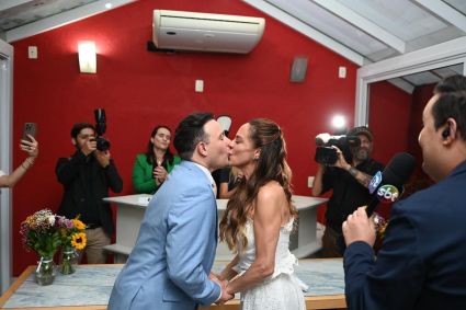 Silvia Abravanel, uma das filhas do apresentador Silvio Santos, se casou no civil com o cantor sertanejo Gustavo Moura