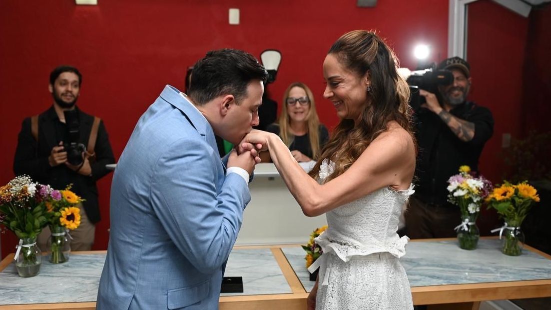 Silvia Abravanel, uma das filhas do apresentador Silvio Santos, se casou no civil com o cantor sertanejo Gustavo Moura