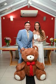 Silvia Abravanel, uma das filhas do apresentador Silvio Santos, se casou no civil com o cantor sertanejo Gustavo Moura