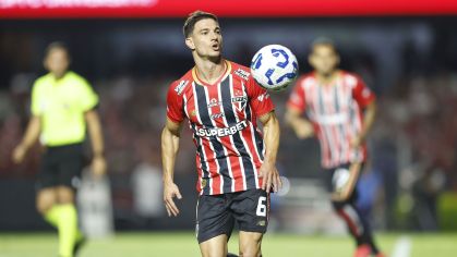 Cedric, lateral do São Paulo, em jogo do Brasileirão