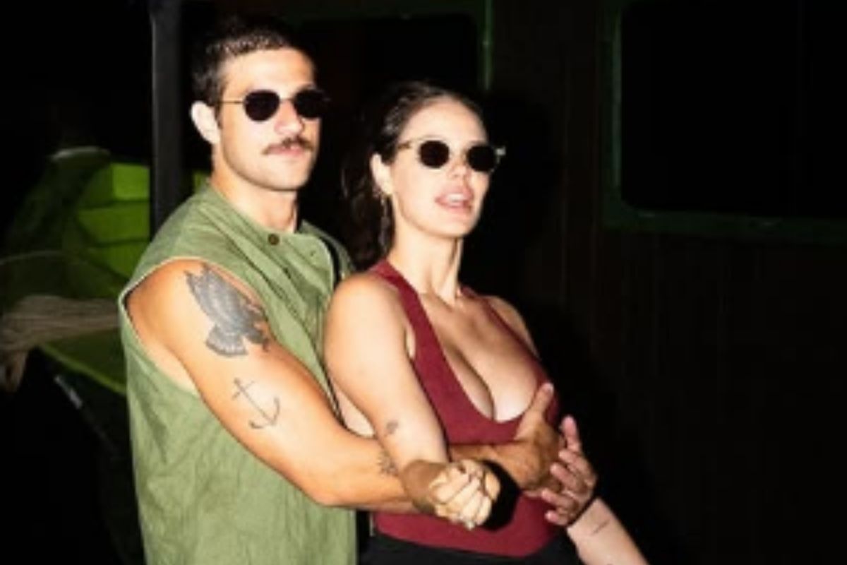 Chay Suede deixa mão boba em seio de esposa, Laura Neiva