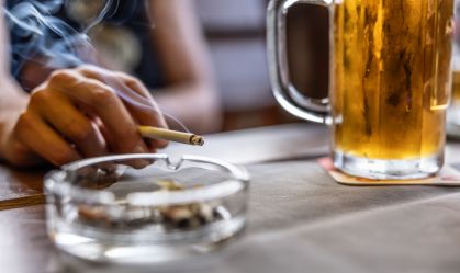 Fumar, beber e sedentarismo: danos à saúde surgem antes dos 40, diz estudo
