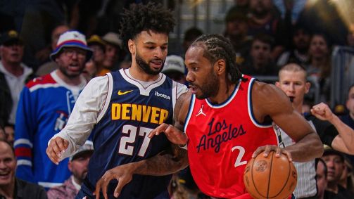 Jamal Murray e Kawhi Leonard disputam bola em jogo da NBA