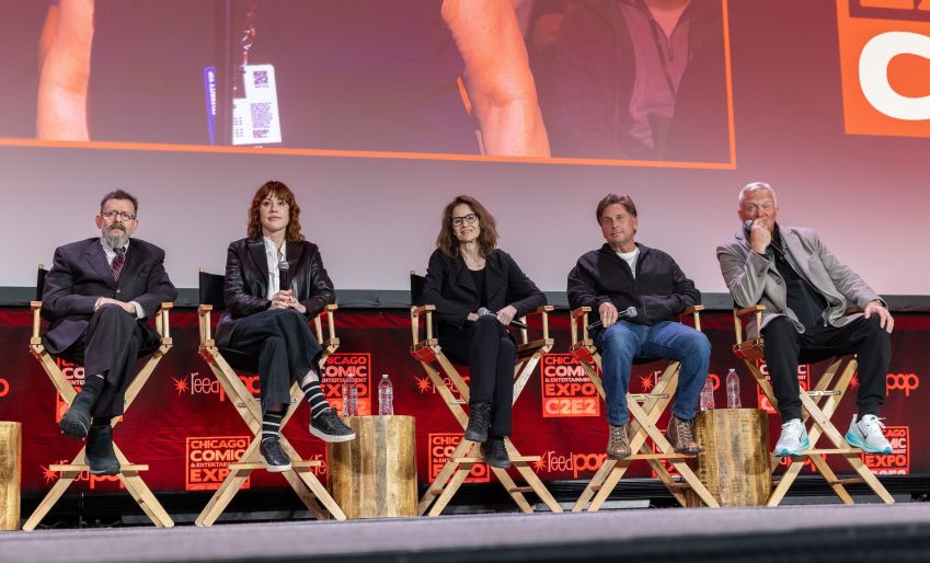 Os atores Judd Nelson, Molly Ringwald, Ally Sheedy, Emilio Estèvez e Anthony Michael Hall durante o C2E2 no palco principal da reunião de 40 anos de "Clube dos Cinco", em 12 de abril de 2025, em Chicago, EUA •