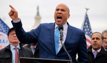 Saiba quem é Cory Booker, senador que discursou por mais de 25h nos EUA