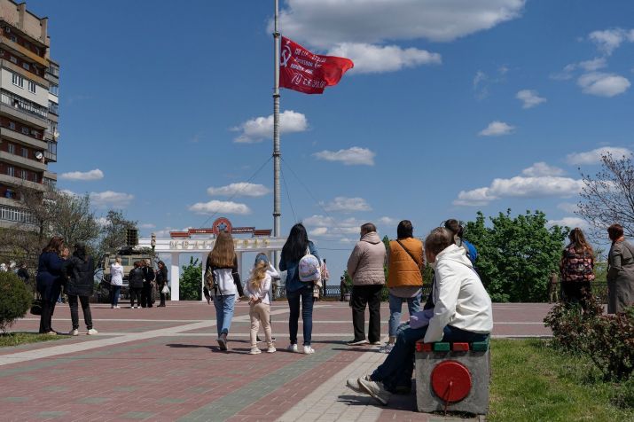 Uma bandeira comemorativa das vitórias militares soviéticas tremula em Melitopol, uma cidade sob ocupação russa. • Andrey Borodulin/AFP/Getty Images via CNN Newsource