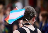 Países emitem alertas para pessoas trans viajando para os EUA; entenda