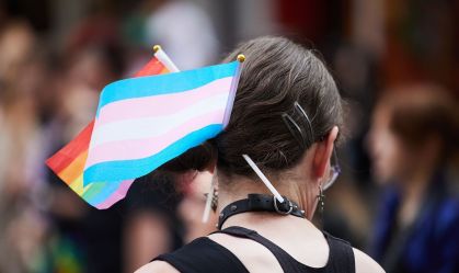 Países emitem alertas para pessoas trans viajando para os EUA; entenda