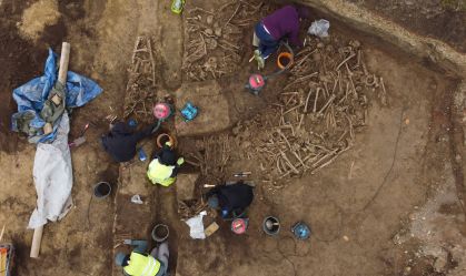 Vala comum romana com mais de 100 soldados é descoberta em campo de futebol
