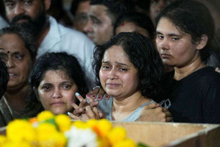 A esposa de Atul Mone, que foi morto no ataque de Pahalgam, lamenta enquanto está perto do corpo do marido em Dombivali, perto de Mumbai, Índia, na quarta-feira, 23 de abril de 2025. • Rajanish Kakade/AP via CNN Newsource