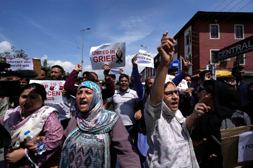 Membros da Conferência Nacional de Jammu e Caxemira participam de um protesto após a morte de turistas, em Srinagar, Caxemira controlada pela Índia, na quarta-feira, 23 de abril de 2025. • Mukhtar Khan/AP via CNN Newsource