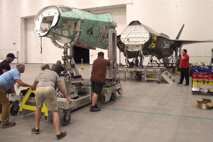 Funcionário da Base Aérea de Hill, em Utah, reposiciona uma seção de nariz recuperada de uma fuselagem F-35 usando um novo Sistema de Manutenção Mobil em outubro de 2023. • US Air Force via CNN Newsource