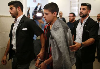 Ahmed Manasra deixa o Tribunal Distrital em Jerusalém após sua audiência de sentença em novembro de 2016.