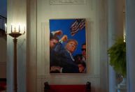 Pintura que retrata Trump após atentado é pendurada na Casa Branca
