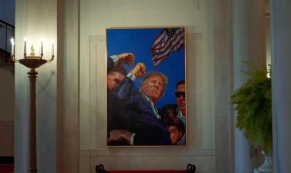 Pintura que retrata Trump após atentado é pendurada na Casa Branca