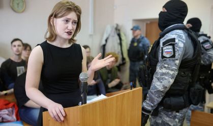 Rússia condena jovem a quase três anos de prisão por protesto antiguerra