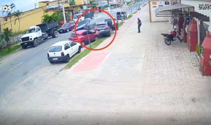 Com bebê, suspeito furta caminhonete e atropela homem no litoral de SP