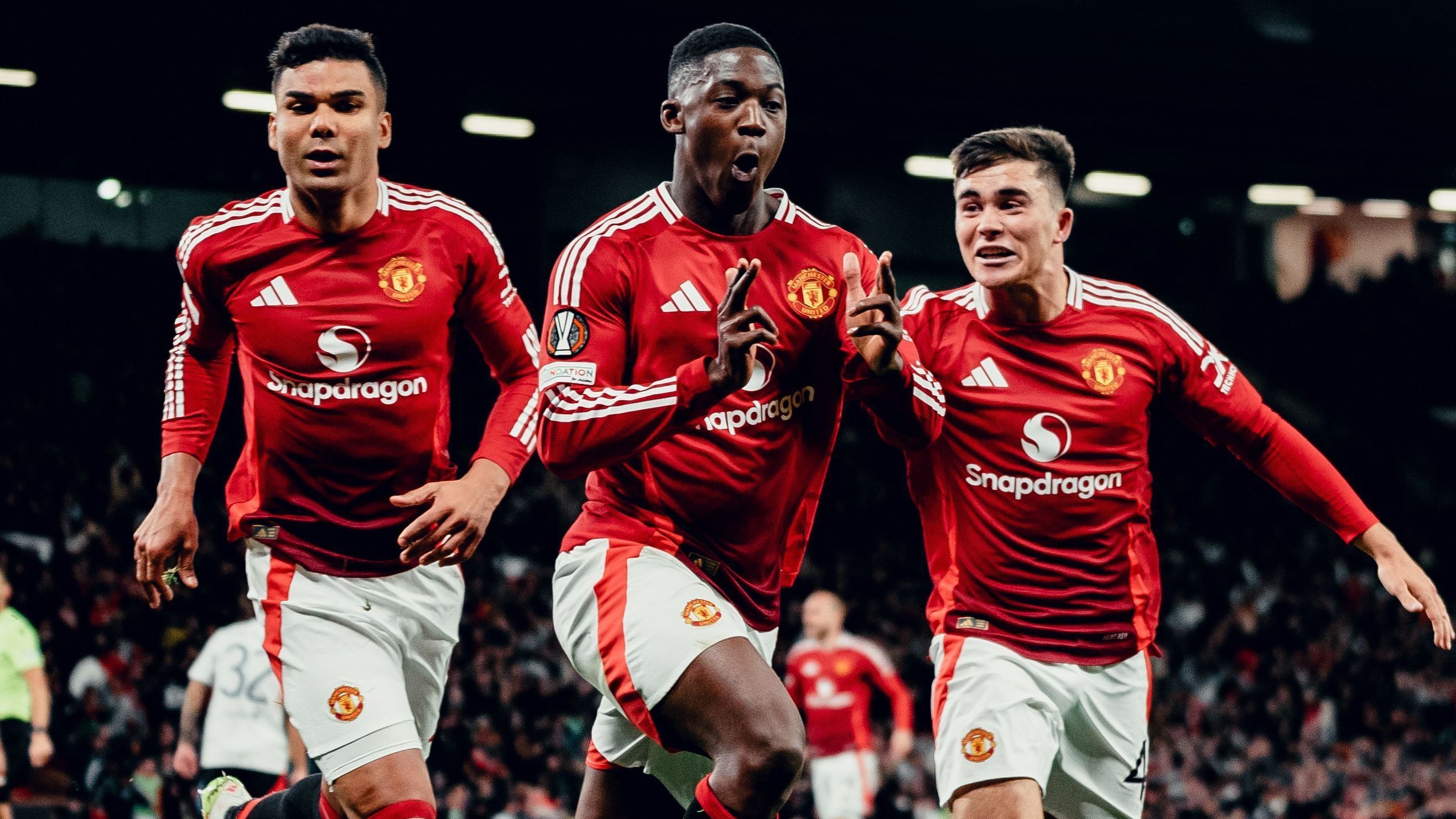 Casemiro corre com seus companheiros para comemorar um dos gols do United • Divulgação/Manchester United