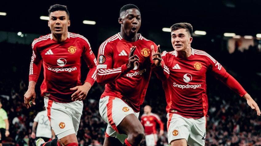 Casemiro corre com seus companheiros para comemorar um dos gols do United • Divulgação/Manchester United