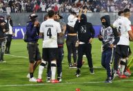 Repórter mostra barra de ferro usada por torcedores do Colo Colo em invasão