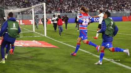 Jogadores do Fortaleza correm para o vestiário após invasão no gramado