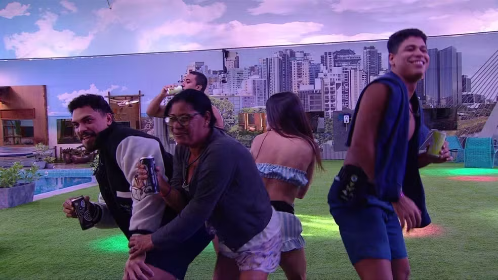 BBB25: Top 8 é surpreendido com cooler e confraterniza no gramado da casa