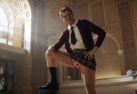 Comédia com Liam Neeson e Pamela Anderson ganha primeiro trailer; assista