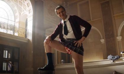 Comédia com Liam Neeson e Pamela Anderson ganha primeiro trailer; assista