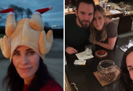 Courteney Cox abre álbum de fotos com referência a “Friends”; veja