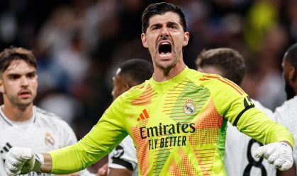 Courtois celebra pênalti defendido de Saka no duelo entre Real Madrid e Arsenal