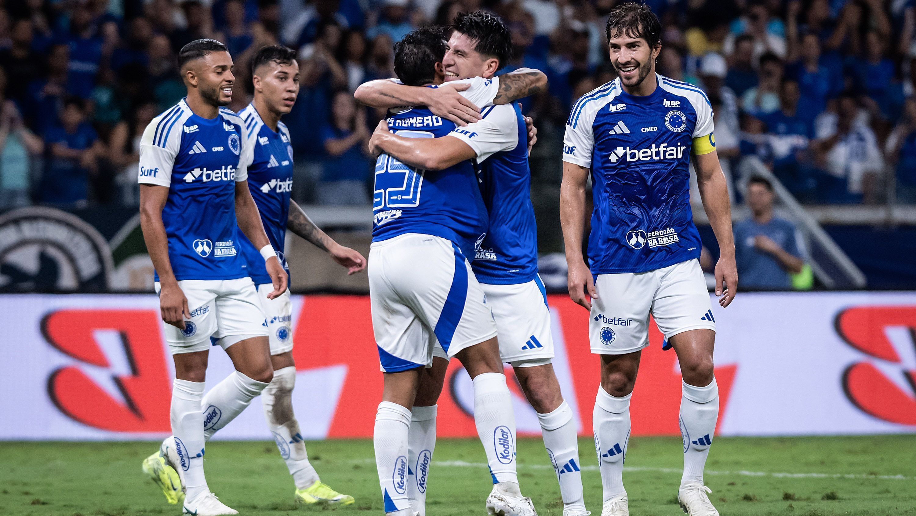 Jogadores do Cruzeiro comemoram gol sobre o Bahia no Mineirão