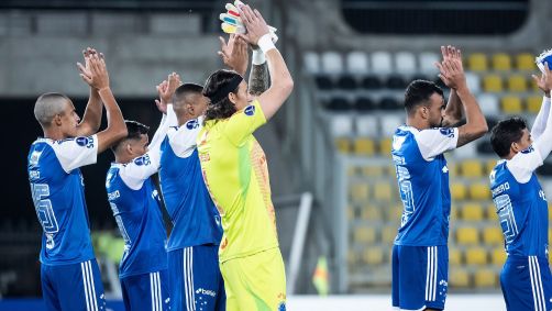 Jogadores do Cruzeiro cumprimentam torcida após derrota na Sul-Americana