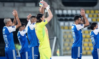 Jogadores do Cruzeiro cumprimentam torcida após derrota na Sul-Americana