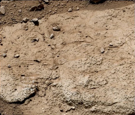Este pedaço de rocha, chamado Cumberland, foi selecionado como o segundo alvo de perfuração pela Curiosity • Nasa/JPL-Caltech/MSSS