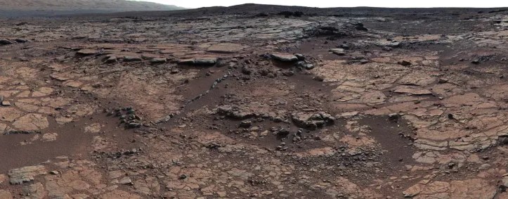 Este mosaico de imagens da Mast Camera do Curiosity mostra a formação da Baía de Yellowknife, o local de um antigo leito de lago