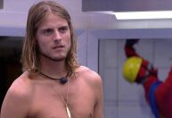 Após batismo, ex-BBB rebate críticas à sexualidade: "Não vai mudar"