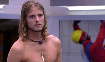 Após batismo, ex-BBB rebate críticas à sexualidade: "Não vai mudar"