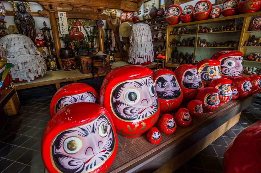 Acredita-se que o Daruma tenha a capacidade de conceder desejos. Essas estatuetas são tradicionalmente trazidas antes de um evento importante, como uma eleição, exame ou competição. Pintam uma única íris em uma de suas órbitas vazias, um ato que ajuda a materializar seu desejo. Se o desejo se tornar realidade, o Daruma tem a chance de recuperar totalmente sua visão, com as duas íris pintadas • John S Lander/LightRocket via Getty Images