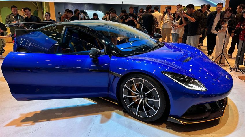 Denza Z, da BYD, foi apresentado durante a Feira de Automóveis de Xangai, na China • Marc Stewart/CNN