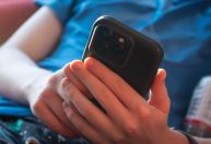 Pai e madrasta fixaram meta de conteúdo sexual a jovens; polícia investiga