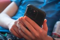 Pai e madrasta fixaram meta de conteúdo sexual a jovens; polícia investiga
