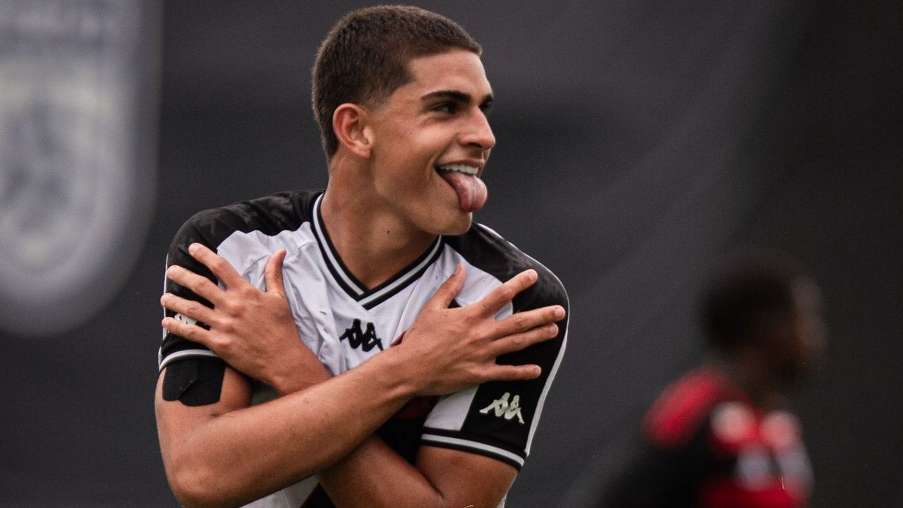 Diego Minete comemora gol do Vasco sobre o Flamengo na semifinal da Copa do Brasil Sub-17
