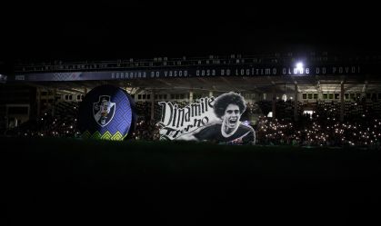 Roberto Dinamite é homenageado pelo Vasco antes de jogo do Brasileirão