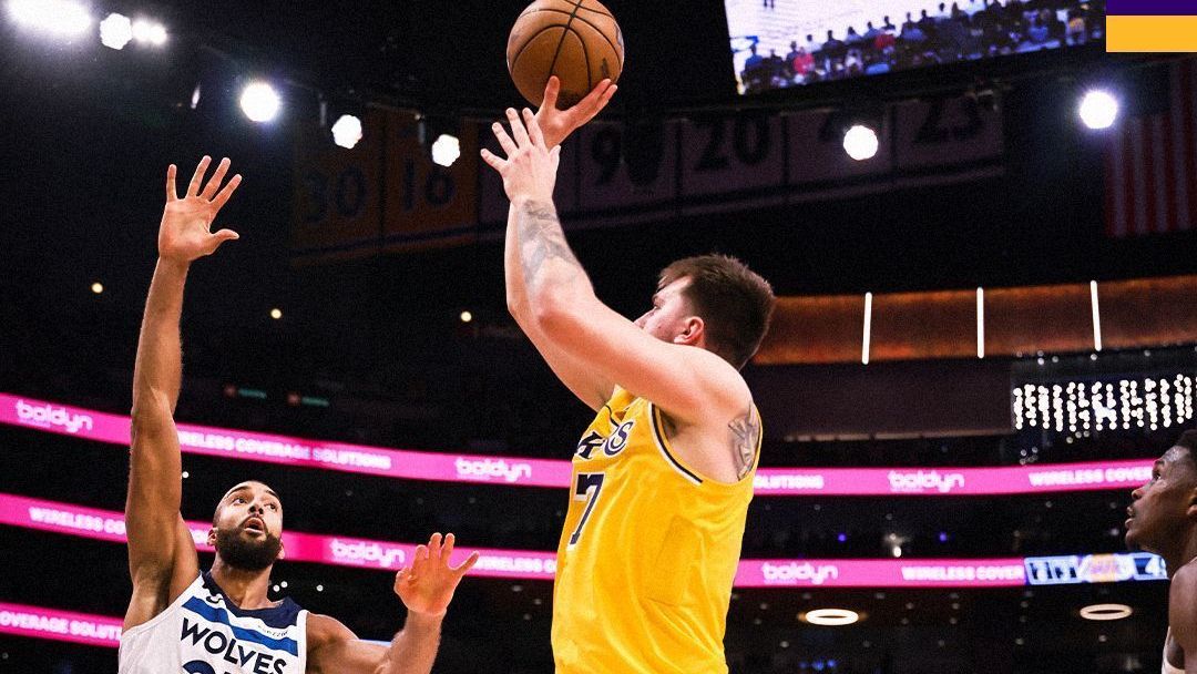 Luka Doncic em ação pelos Lakers contra os Timberwolves, nos playoffs da NBA