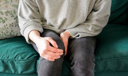 Dor no joelho pode ser causada por tensão no quadril; veja como aliviar