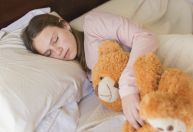 Adultos também dormem melhor com ursos de pelúcia; entenda os efeitos