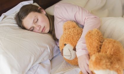 Adultos também dormem melhor com ursos de pelúcia; entenda os efeitos