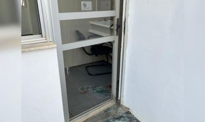 Homem persegue ex-companheira, causa confusão na delegacia e acaba preso